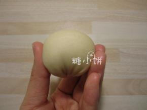 把卷好的面卷两端往下捏，团成一个球形