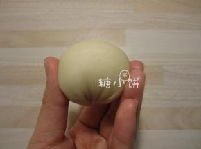 把卷好的面卷两端往下捏，团成一个球形