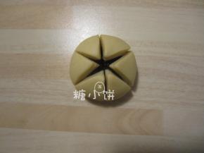 如图在表面割三刀，中间割得深一点边缘割得浅一点，这样做出来更有层次感