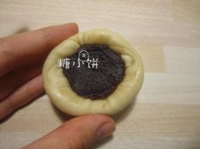 包入15G豆沙馅，跟包红豆包一样，收口朝下放置