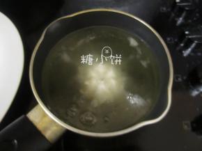 锅内的油量要足以没过生坯，油的温度控制在生坯入锅时能冒出不是非常密集的大泡