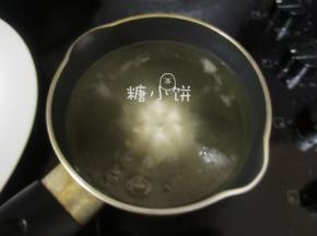 锅内的油量要足以没过生坯，油的温度控制在生坯入锅时能冒出不是非常密集的大泡