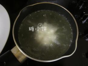 花瓣会慢慢地自然打开，这时候如果用筷子轻轻碰一下会发现花瓣是软的