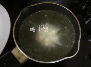 花瓣会慢慢地自然打开，这时候如果用筷子轻轻碰一下会发现花瓣是软的