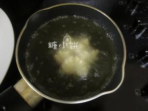 最后花瓣全部打开，这时可以调整一下火候，因为一直加热的话油温会偏高