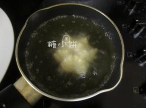 最后花瓣全部打开，这时可以调整一下火候，因为一直加热的话油温会偏高