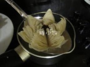 花瓣全部打开以后再炸几分钟，炸至花瓣定型。
这时候用筷子轻轻碰一下应该觉得花瓣不会变形了，这样就可以捞出控油。
炸久了颜色会发黄，不过不影响食用。