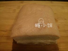 五花肉洗净，焯水至断生（用筷子扎透没有血水）。
捞出沥水，放在一边让表面稍稍风干一些
（有些做法会在这一步抹酱油上色，我个人觉得完全没有必要）