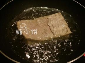 宽锅热油，将五花肉的肉皮朝下放入油锅中。
油温以放入肉块的时候能冒出大泡为准。