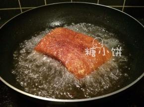 盖上锅盖（这是为了防止被油爆到）
炸至表皮金黄起泡后再翻面炸一会儿，至四周都上色的程度