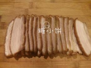 将炸好的五花肉切成厚约6mm的片状
（热的时候较难切平整，如果有时间等凉透之后会很好切）