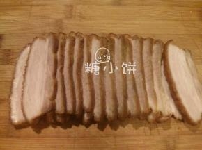 将炸好的五花肉切成厚约6mm的片状
（热的时候较难切平整，如果有时间等凉透之后会很好切）