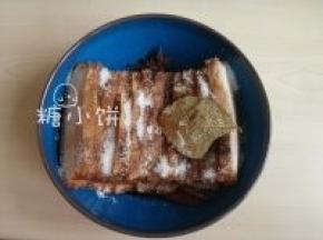 将切好的肉片肉皮部分朝下，码在大碗内。
在空余的位置塞上八角1个，桂皮1段和香叶1片。
均匀撒上生抽2汤匙，花雕酒1.5汤匙和白砂糖1.5汤匙
（酱油和梅干菜都很咸的所以我不放盐，如果觉得不够咸的话可以加盐）
