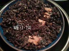 梅干菜用清水冲洗一下，加剩余的1汤匙白砂糖拌匀，铺在码好的肉片上面
（不要冲洗太久也不要长时间浸泡，那样就没味儿了）