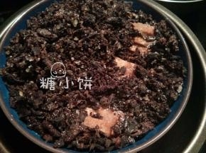 梅干菜用清水冲洗一下，加剩余的1汤匙白砂糖拌匀，铺在码好的肉片上面
（不要冲洗太久也不要长时间浸泡，那样就没味儿了）