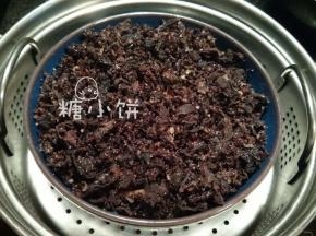 其实最终效果是梅干菜要把肉片全部盖住的（如图）
但因为以前写的那款非油炸版梅干菜扣肉经常被问“只蒸梅干菜吗，肉呢”。
所以多放一张步骤7的图是为了特别表示一下梅干菜下面是有肉的！俩是一块儿蒸的！
普通蒸锅小火慢慢蒸3个小时，或者高压锅蒸1-1.5个小时即可