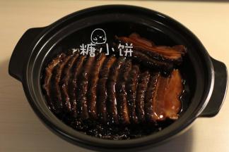 如果要勾芡的话，可以在步骤9倒扣之前先把碗里的汤汁滗出来。
滗出来的汤汁单独回锅煮开，大火收汁至浓稠或者加淀粉水勾芡都行。
将浓稠的汤汁再浇到倒扣出来的肉上即可，效果如图
（这是另一次做的，晚上灯光下拍的看起来颜色很深，自然光下的颜色是一样的）