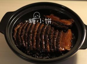 如果要勾芡的话，可以在步骤9倒扣之前先把碗里的汤汁滗出来。
滗出来的汤汁单独回锅煮开，大火收汁至浓稠或者加淀粉水勾芡都行。
将浓稠的汤汁再浇到倒扣出来的肉上即可，效果如图
（这是另一次做的，晚上灯光下拍的看起来颜色很深，自然光下的颜色是一样的）