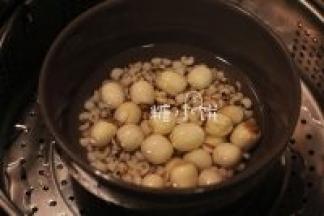 薏米和莲子提前一夜泡软，碗内留刚好没过所有材料的水量。
放入水烧开了的蒸锅中大火蒸20分钟备用
