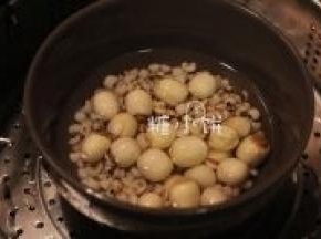 薏米和莲子提前一夜泡软，碗内留刚好没过所有材料的水量。
放入水烧开了的蒸锅中大火蒸20分钟备用