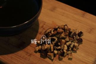 干香菇提前一夜泡软后切成丁备用（泡香菇的水留用）