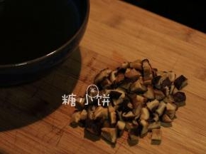 干香菇提前一夜泡软后切成丁备用（泡香菇的水留用）