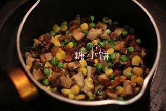 加入步骤3准备好的香菇丁翻炒出香味后加豌豆玉米翻炒一下，离火备用