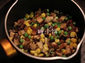 加入步骤3准备好的香菇丁翻炒出香味后加豌豆玉米翻炒一下，离火备用