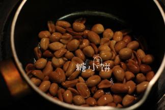 [准备馅料]
去皮花生加少许油炒至表面金黄后盛出来备用，锅内余油留用。
炒的时候不要炒到颜色正好而是应该还差一点的时候就离火。
因为离火后余温还会继续加热，如果炒到刚好再离火的话就过头了。
这步是为了更香，除了炒熟以外当然炸熟或者是烤熟什么的都行。
如果买到的是带皮花生的话提前用清水把皮泡软然后就可以轻松搓掉了。
搓掉皮以后把花生仁沥水再炒或者是炸就行，不需要刻意把水分擦干。