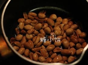 [准备馅料]
去皮花生加少许油炒至表面金黄后盛出来备用，锅内余油留用。
炒的时候不要炒到颜色正好而是应该还差一点的时候就离火。
因为离火后余温还会继续加热，如果炒到刚好再离火的话就过头了。
这步是为了更香，除了炒熟以外当然炸熟或者是烤熟什么的都行。
如果买到的是带皮花生的话提前用清水把皮泡软然后就可以轻松搓掉了。
搓掉皮以后把花生仁沥水再炒或者是炸就行，不需要刻意把水分擦干。