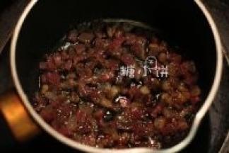 腊肉切丁，用炒花生的余油炒至肥肉部分透明