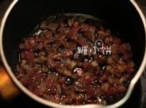 腊肉切丁，用炒花生的余油炒至肥肉部分透明
