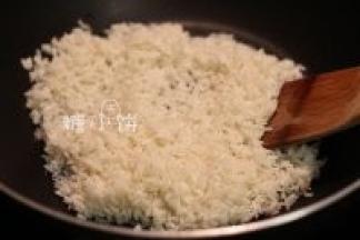 糯米提前用清水浸泡1-2个小时（这一步提前准备）
浸泡过的糯米捞出沥水，炒锅中加大概2-3汤匙的植物油，中火翻炒