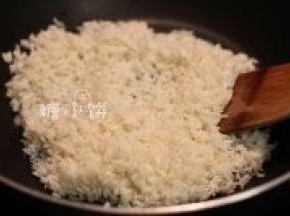 糯米提前用清水浸泡1-2个小时（这一步提前准备）
浸泡过的糯米捞出沥水，炒锅中加大概2-3汤匙的植物油，中火翻炒