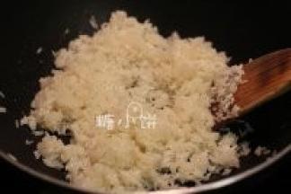 炒至米粒微微有透明感