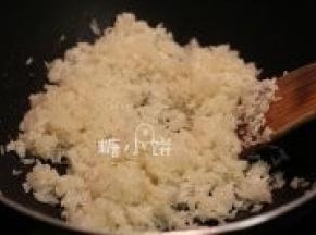 炒至米粒微微有透明感