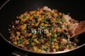 加入步骤2蒸好的薏米和莲子，加入步骤5炒好的混合配菜炒匀。
加高汤高汤150ml大火煮开后转中火（我用的另外准备的排骨汤，没有可用清水）