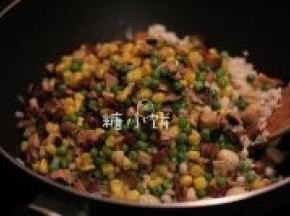 加入步骤2蒸好的薏米和莲子，加入步骤5炒好的混合配菜炒匀。
加高汤高汤150ml大火煮开后转中火（我用的另外准备的排骨汤，没有可用清水）