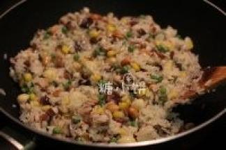 煮至没有多余水分的时候糯米颗粒也没有夹生了。
离火，加入步骤1炒好的花生拌匀，加盐调味后放在一边备用