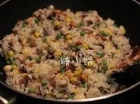 煮至没有多余水分的时候糯米颗粒也没有夹生了。
离火，加入步骤1炒好的花生拌匀，加盐调味后放在一边备用