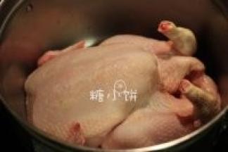 [整鸡拆骨+葫芦整形]
图片上的是除去内脏重约1.4KG的整鸡一只。
我在英国这边买到的都是不带脖子不带脚而且头尾都通的。
如果能买到整的是最好，自己去内脏，那样能拆出完整的。