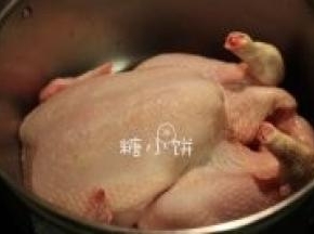 [整鸡拆骨+葫芦整形]
图片上的是除去内脏重约1.4KG的整鸡一只。
我在英国这边买到的都是不带脖子不带脚而且头尾都通的。
如果能买到整的是最好，自己去内脏，那样能拆出完整的。