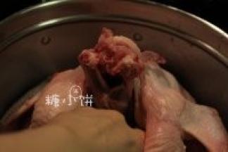 然后把另一侧也同样拆到翅根处，筋膜挑断剪开分离