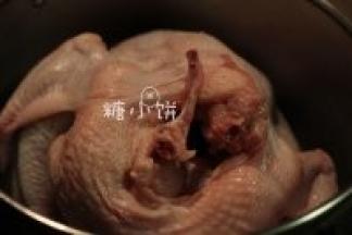 从脖子处入手，沿着骨头把肉剥离
（如果用完整的带脖子的鸡也是一样，从脖子处划开鸡皮，入手拆）
先拆一侧（左侧或者是右侧），拆至鸡翅根处用手把关节拗断，然后转着拧一拧。
用手把筋挑断，用剪刀辅助把手挑不动的筋膜剪断