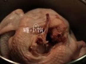 从脖子处入手，沿着骨头把肉剥离
（如果用完整的带脖子的鸡也是一样，从脖子处划开鸡皮，入手拆）
先拆一侧（左侧或者是右侧），拆至鸡翅根处用手把关节拗断，然后转着拧一拧。
用手把筋挑断，用剪刀辅助把手挑不动的筋膜剪断