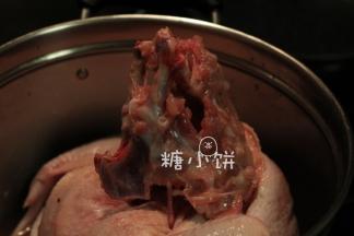 再继续沿着胸腔骨往左右拆，先拆一侧。
拆至鸡腿处同样把关节拗断筋膜剪开，同理拆完另一侧