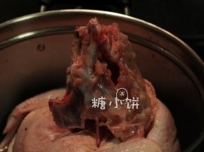 再继续沿着胸腔骨往左右拆，先拆一侧。
拆至鸡腿处同样把关节拗断筋膜剪开，同理拆完另一侧