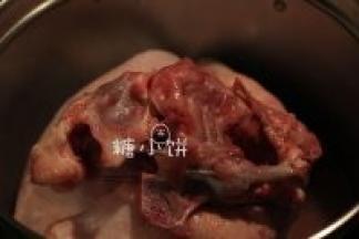 然后再沿着胸腔骨往下一直拆到鸡屁股的地方就可以把胸腔骨整个拆出来了。
此时还剩下四肢（鸡翅和鸡腿）上的骨头