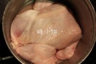 把鸡翅和鸡腿骨同理拆出来，这样就完成整鸡拆骨。
这个过程基本上都是用手完成，碰到筋的时候用力挑断，觉得挑不动的话用厨房剪辅助就好。
翅尖和鸡脚（如果有的话）我都是直接切下来，留着跟骨头一起熬高汤