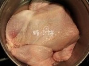 把鸡翅和鸡腿骨同理拆出来，这样就完成整鸡拆骨。
这个过程基本上都是用手完成，碰到筋的时候用力挑断，觉得挑不动的话用厨房剪辅助就好。
翅尖和鸡脚（如果有的话）我都是直接切下来，留着跟骨头一起熬高汤